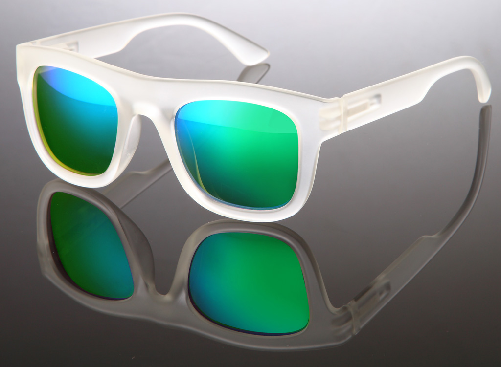 Sonnenbrille mit verspiegelten Gläsern ensunglasses with mirrored glasses