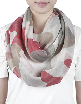 zarter Schlauchschal in beige und rot mit Camouflage-Muster