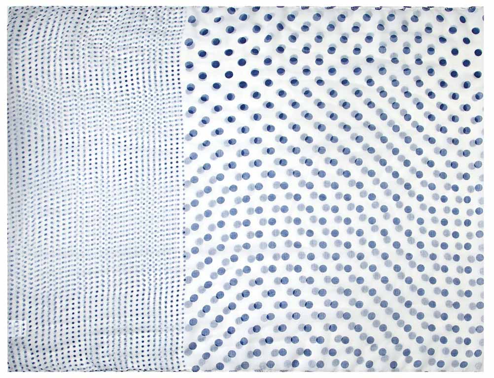zarter Schlauchschal in weiß mit großen und kleinen blauen Punkten