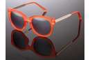 Matt-transparente Wayfarer Sonnenbrille mit Metallbügeln in versch. Farben