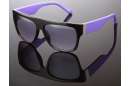 Glänzende Wayfarer Sonnenbrille mit farbigen u. breiten Bügeln
